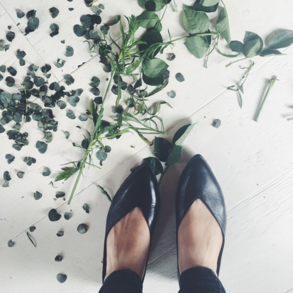 Super comfy witchy black leather flats