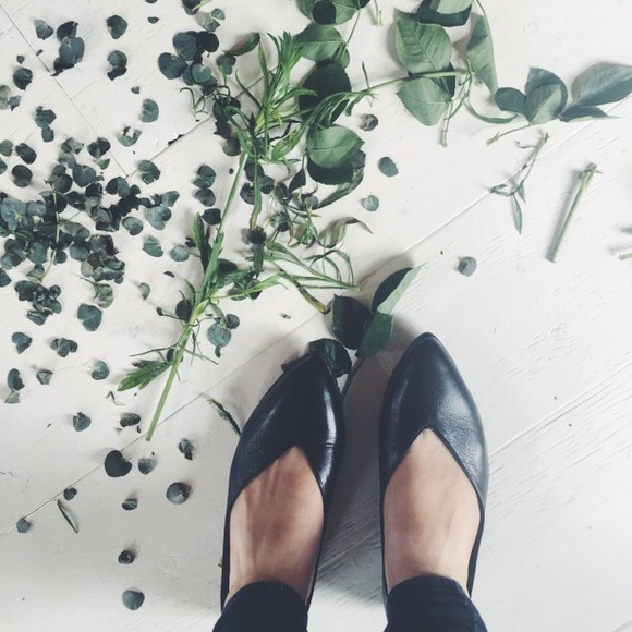 Super comfy witchy black leather flats - Picture 1 of 4