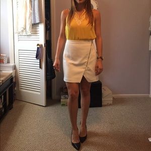 NWOT Banana Republic white zippered skirt.