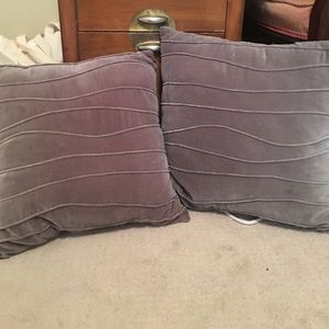 A set of 2 decorative pillows
