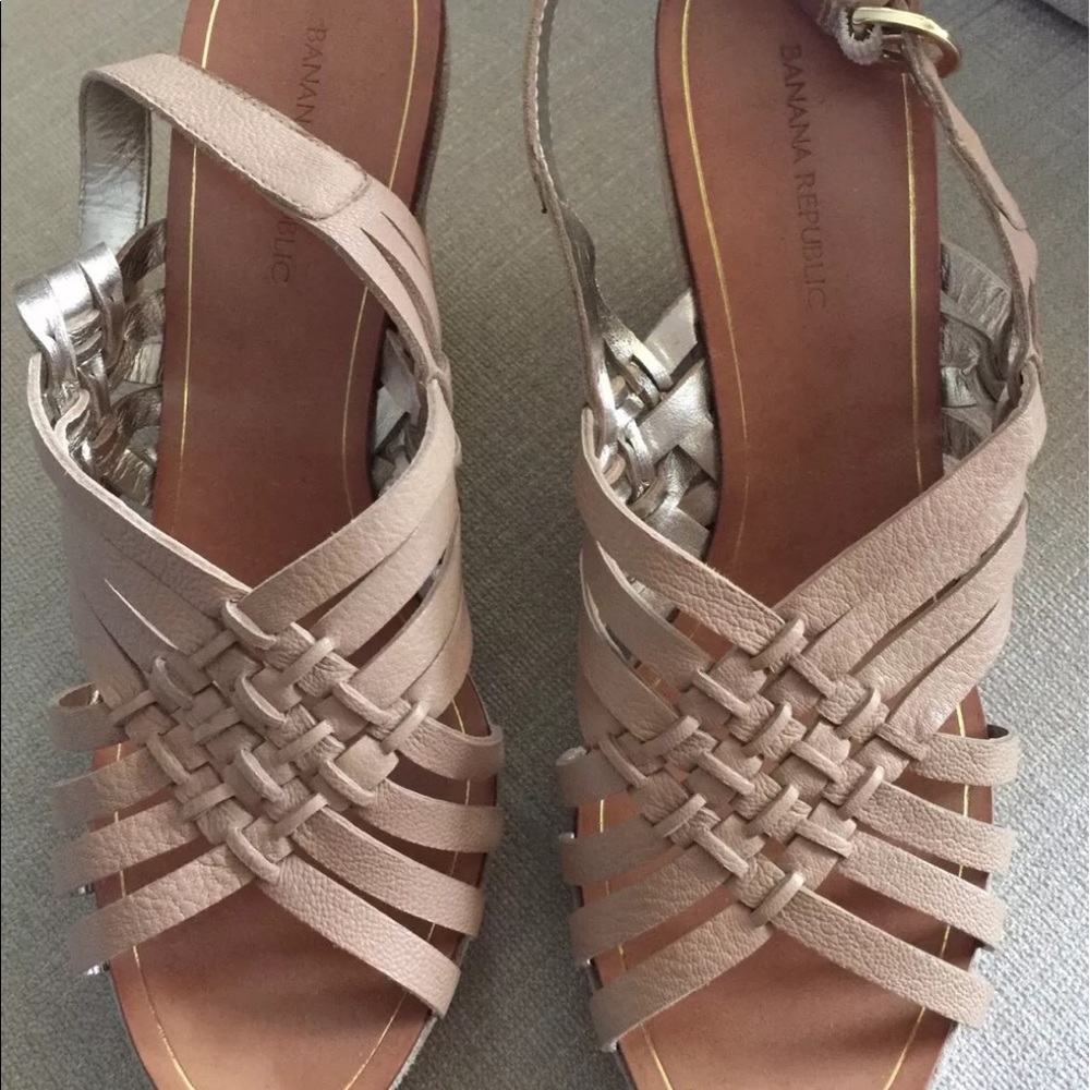 NWB Banana Republic Natural-tan Strap wedges.