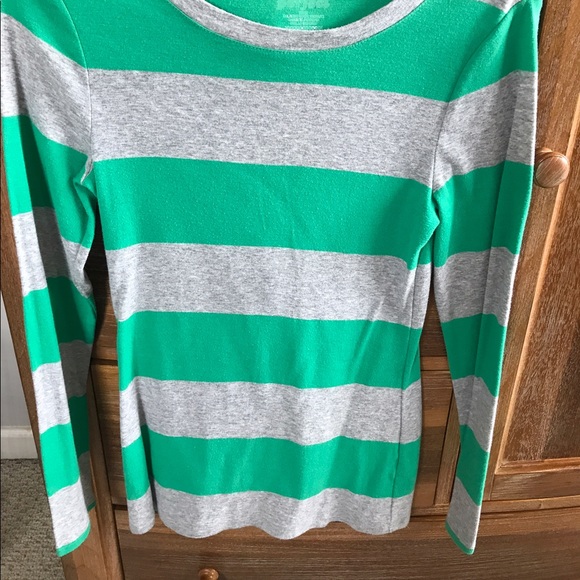 Old Navy Perfect Fit Tee Size Medium - Picture 2 of 2