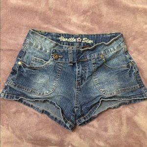 Adorable jean shorts w/ button & zipper details