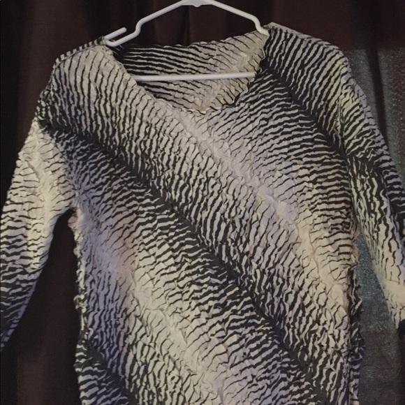 ABC Collection - Black and White Crepe Blouse, M/L - Picture 2 of 8