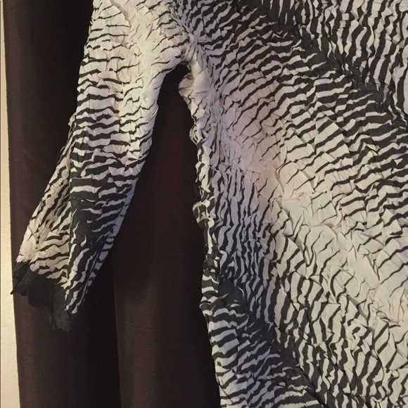 ABC Collection - Black and White Crepe Blouse, M/L - Picture 5 of 8