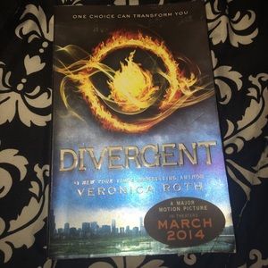 Divergent by Veronica Roth. Paperback.