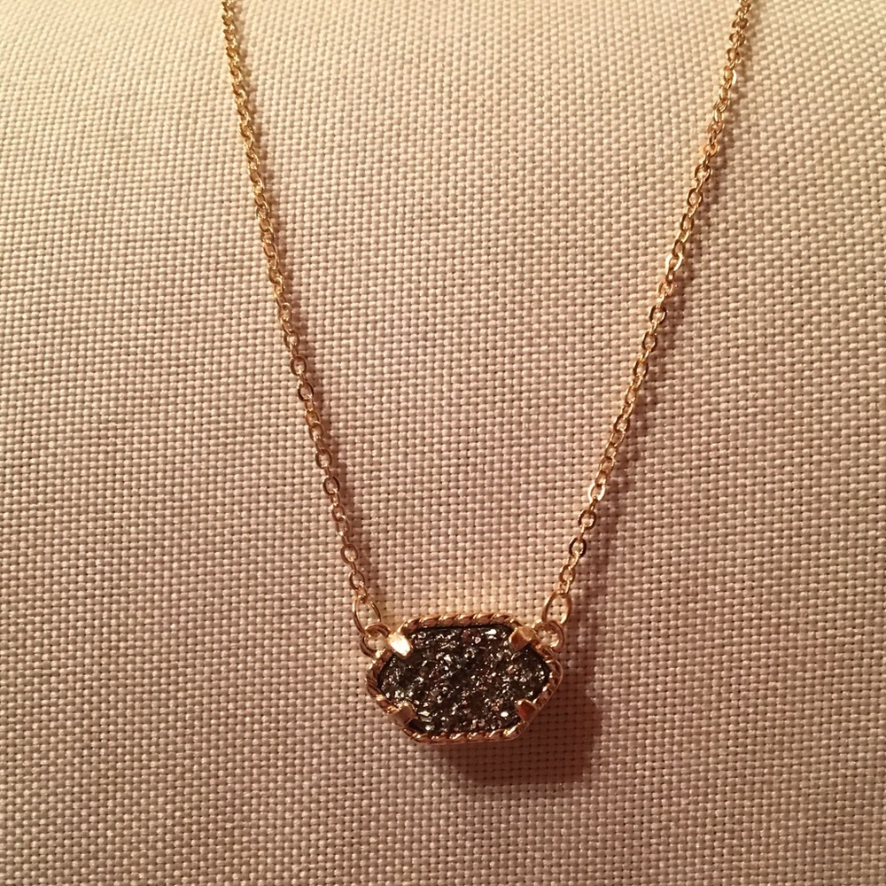 Lot of 20 necklaces 10 of each style