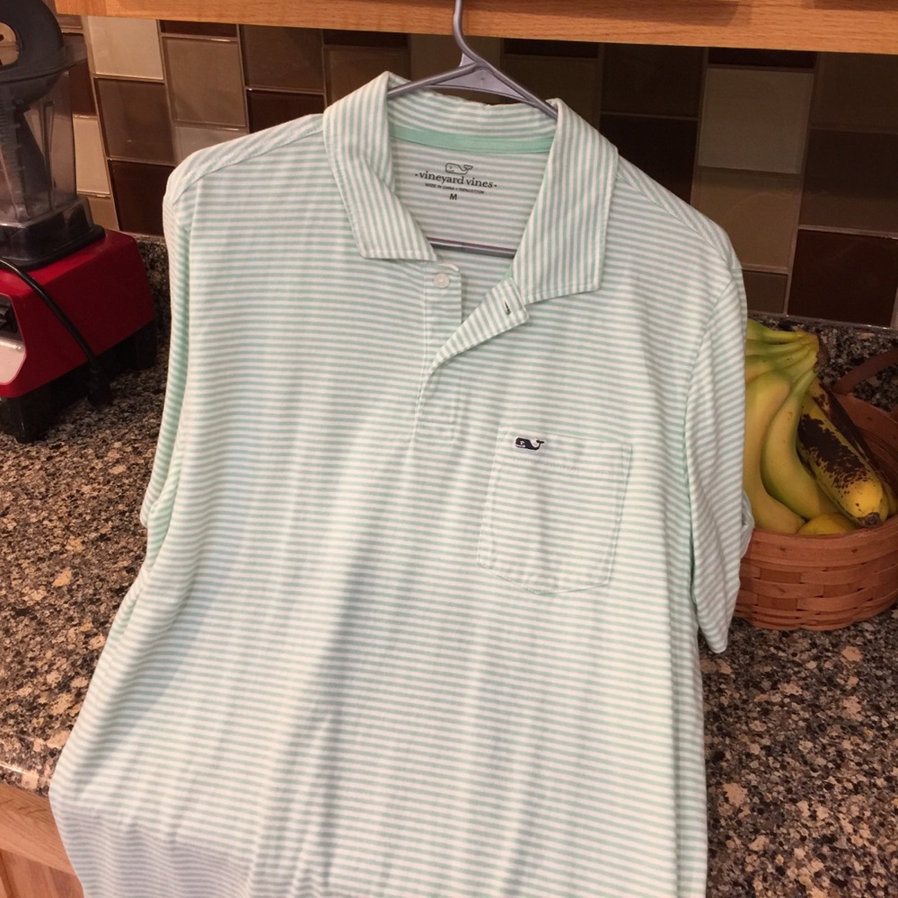 Medium vineyard vines collard shirt