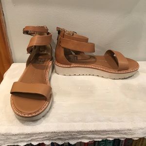 Women's Dolce Vita Zenith Sandal. Size 6