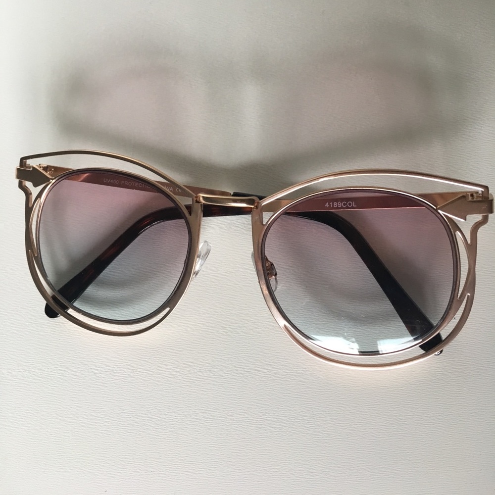 Retro Chic Arrow Cut-Out Frame Sunglasses