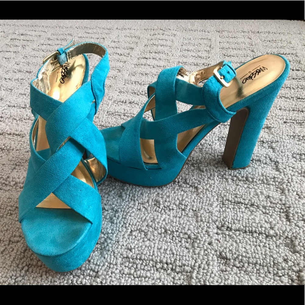 Blue velvet pumps! Size 6.5! Great condition!