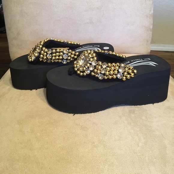 Super fancy gold embellished flip flops. - Picture 8 of 8
