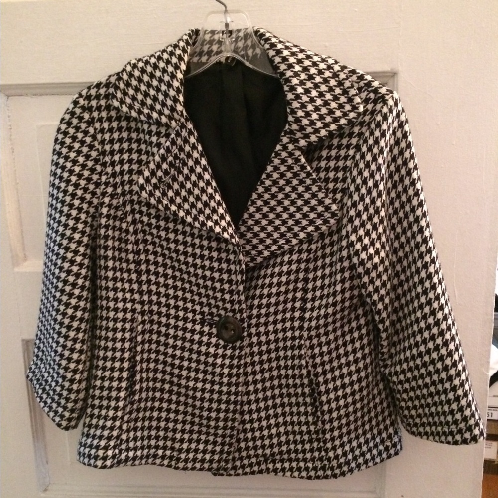 Cute black/white short 3/4 sleeves blazer