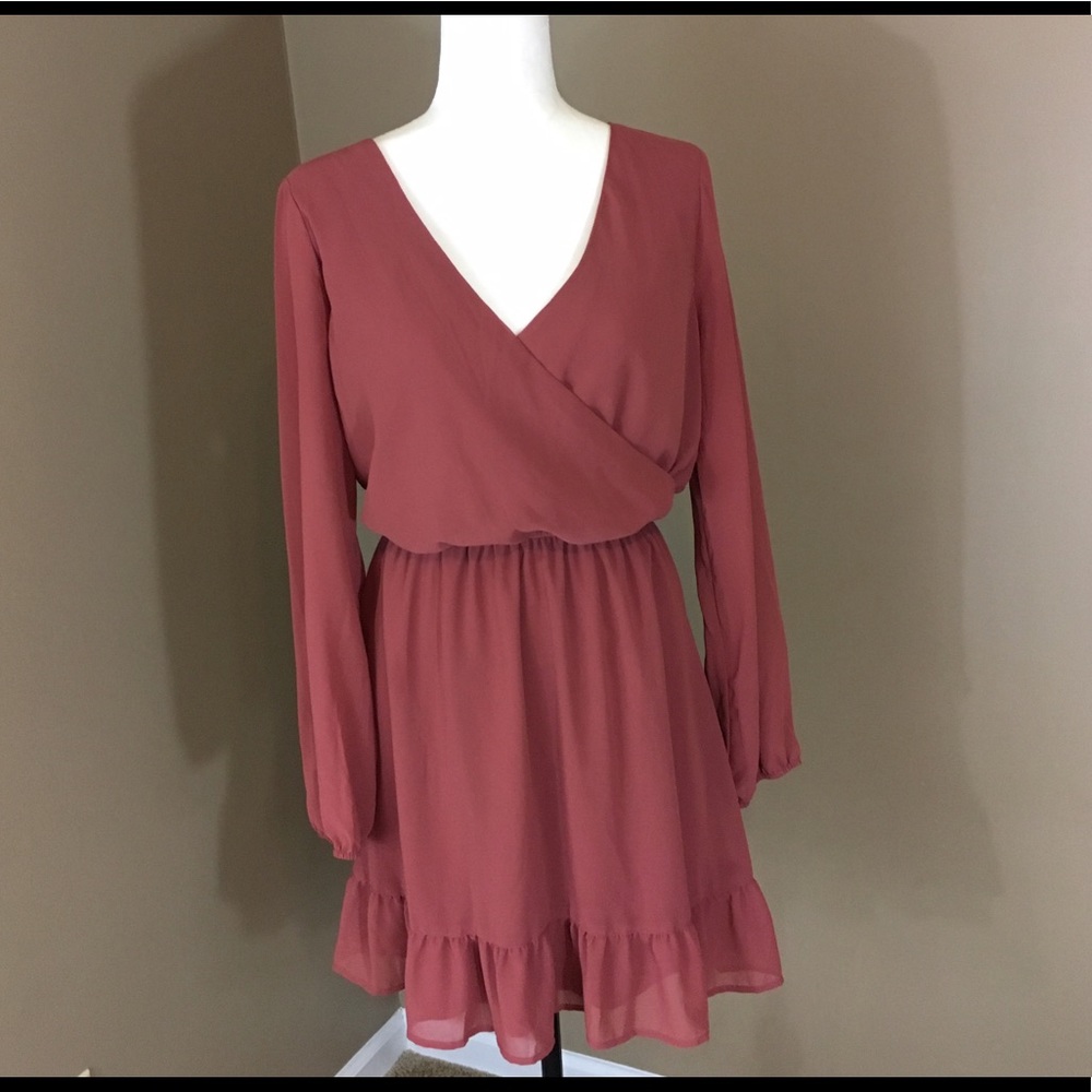 🎀CHARLOTTE RUSSE Slimming Ruffled Tie Back Dress