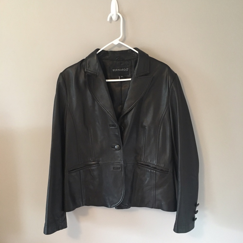 Gorgeous black leather jacket!!