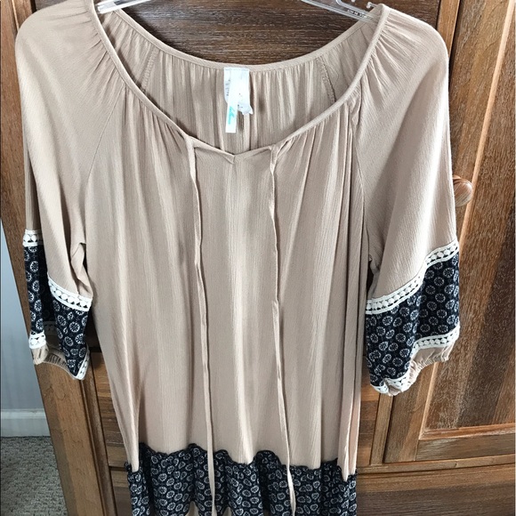 Boutique Brand Tan and Black Top Size Small - Picture 1 of 2