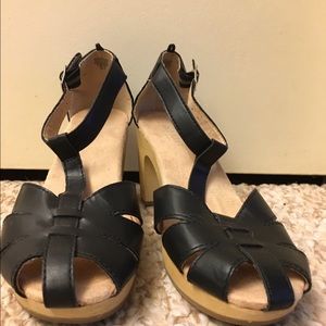 NWT Black heeled T-strap Old Navy sandals