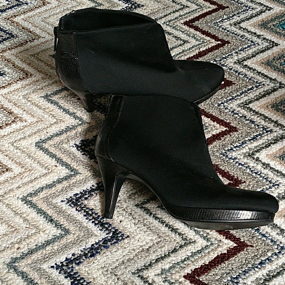 Size 7 women's black booties