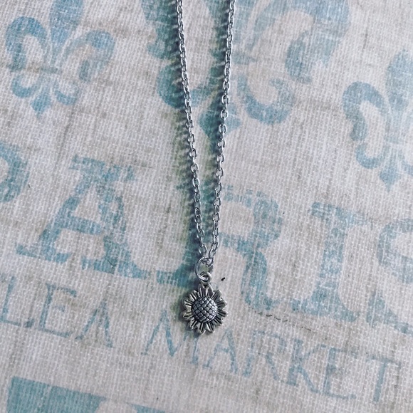 🌻🌻Sunflower Necklace 🌻🌻 - Picture 5 of 6