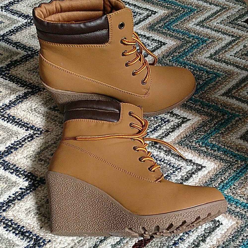 Women's size 7 wedge boots