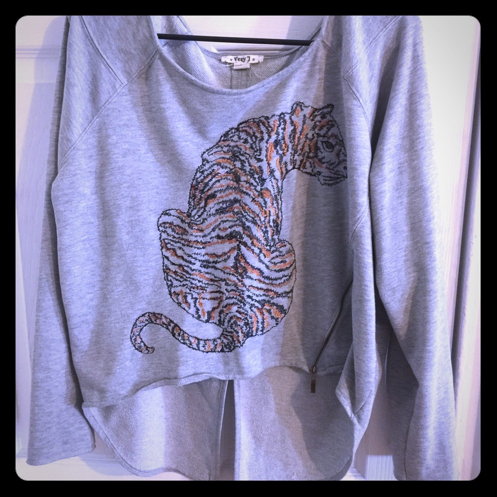 Sweater loose fitting.