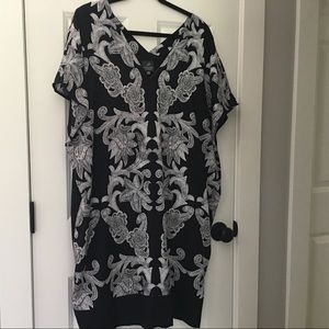 Black white short sleeved dress