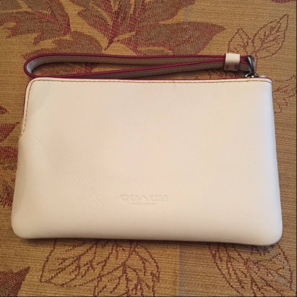 Limited Edition Disney wristlet - Picture 2 of 4