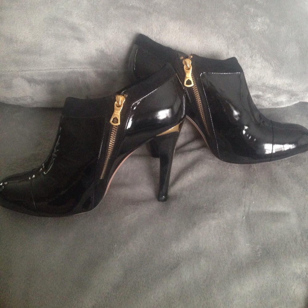 BCBG MAXAZRIA DAN2 PATENT LEATHER  ANKLE BOOTS