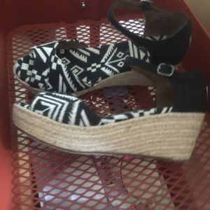 Authentic TOMS wedges with flag