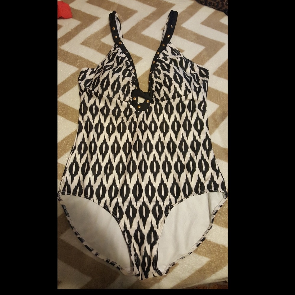 EVERYTHING ON SALE ❣️❣️ Cute Bathing suit