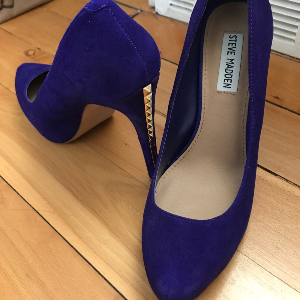 Steve Madden suede pumps with gold detail