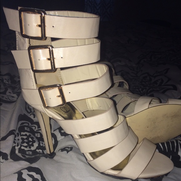 👠 - Picture 2 of 2