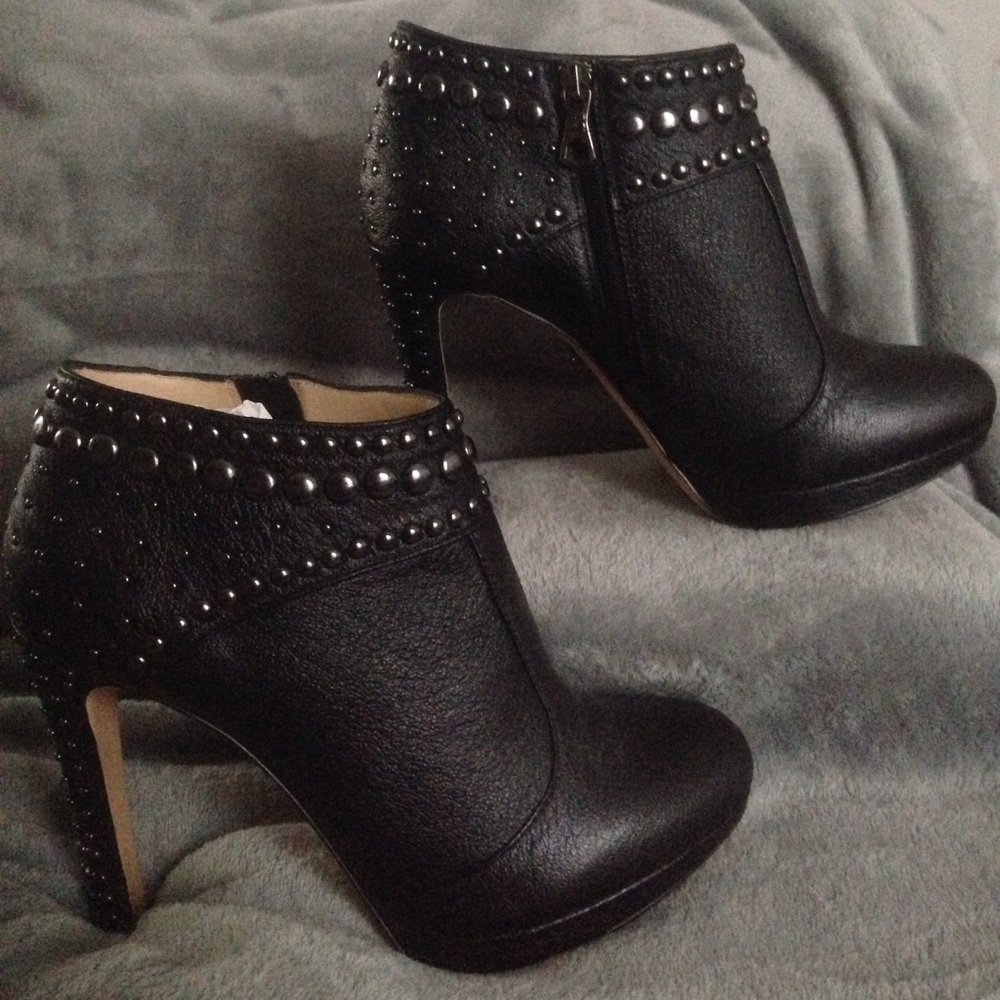 BCBG MAXAZRIA KATARINA STUD BLK LEATH ANKLE BOOTS