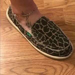 Size 9 sanuk giraffe print