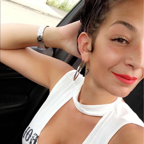 Meet your Posher, Felicia - Picture 2 of 2