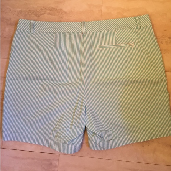 Adorable & slimming Izod shorts! - Picture 3 of 8