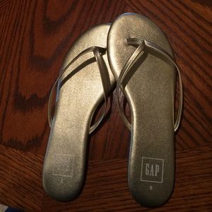 ✨GOLD GAP FLIP FLOPS ✨