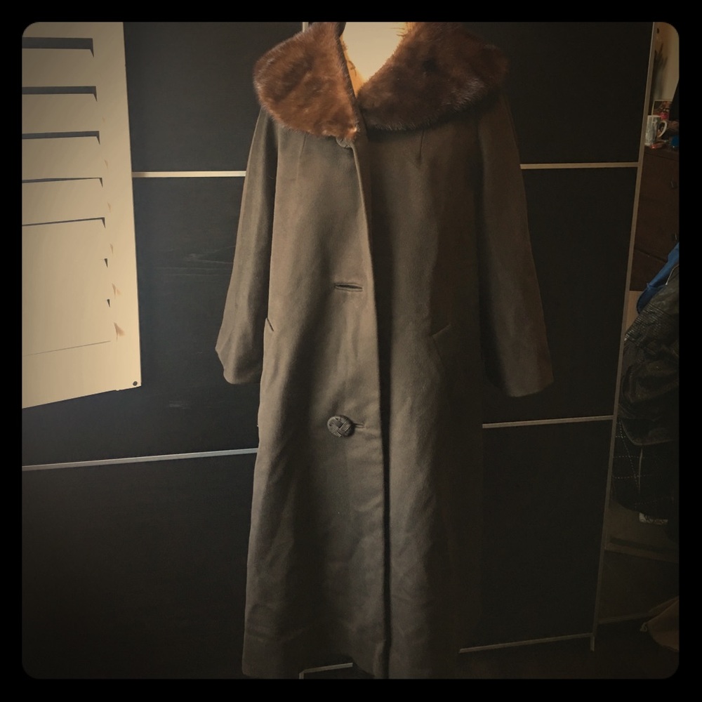 Incredible vintage coat w 3/4 sleeves & fur collar