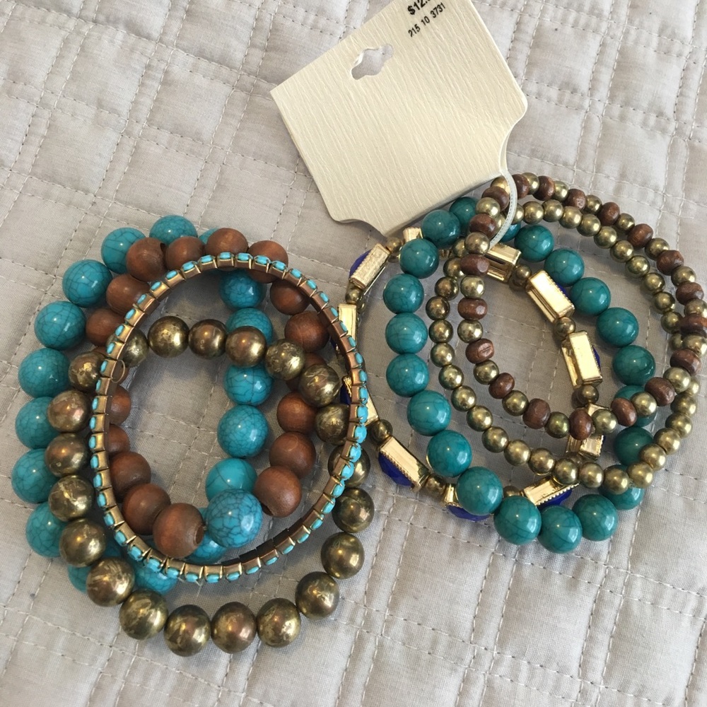 Set of 8 bracelets.