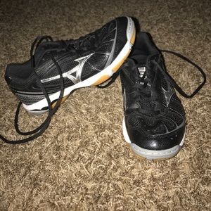 mizuno women's volleyball sneakers