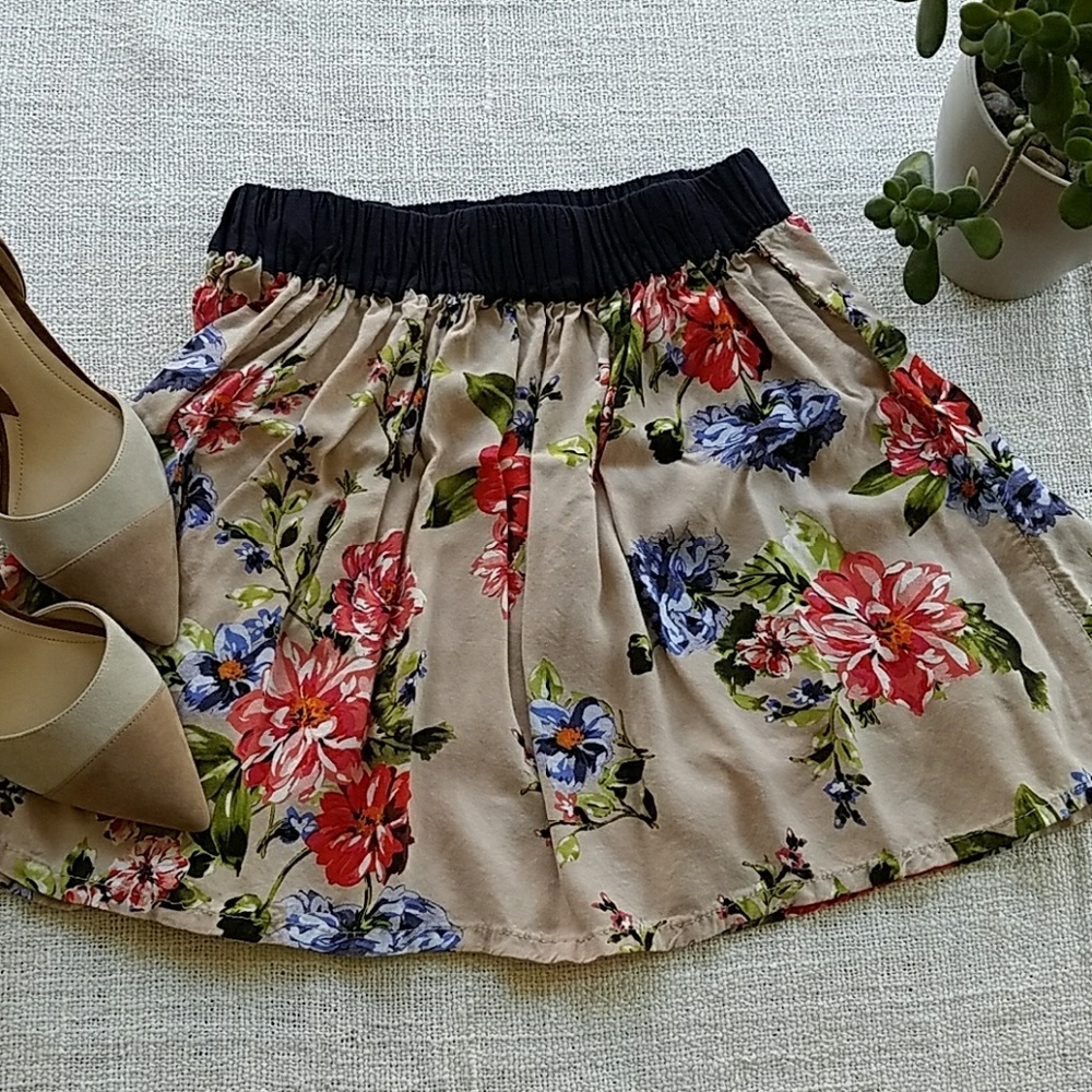 HP🎉BONGO Super Soft Floral Skirt