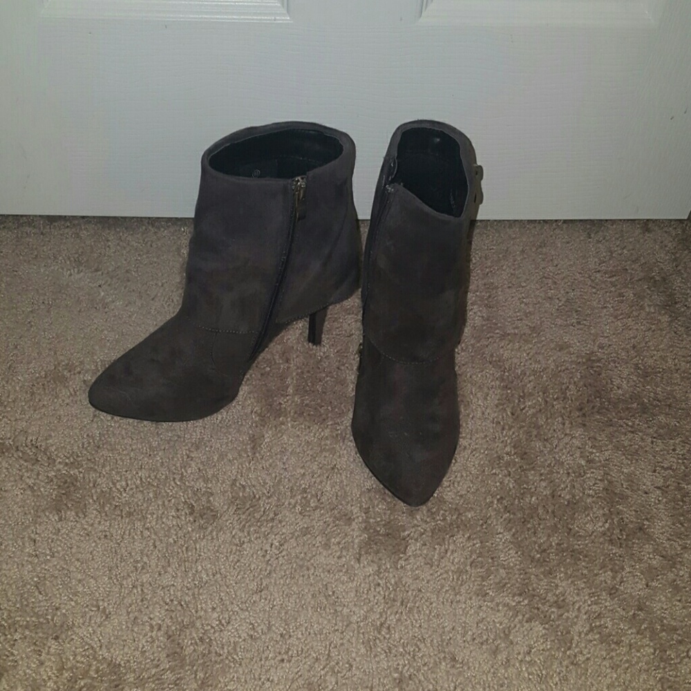 Sold-sexy soft gray ankle booties