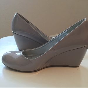 CL Chinese Laundry grey patent wedges