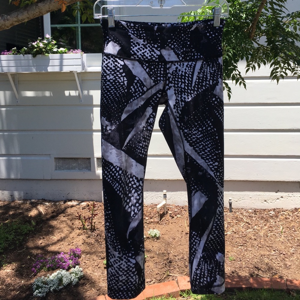 LULULEMON B&W CROPPED LEGGINGS