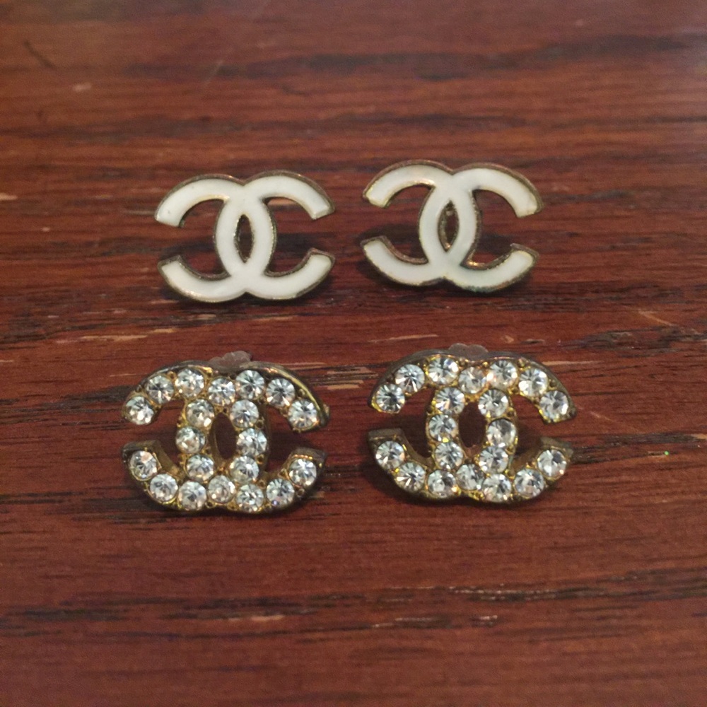 Two pairs of earrings C C