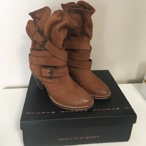 Johnnyy Nubuck Buckle Boots