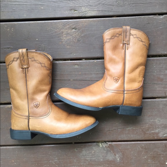 Ariat Shoes - Ariat Heritage Roeper boots size 9B.