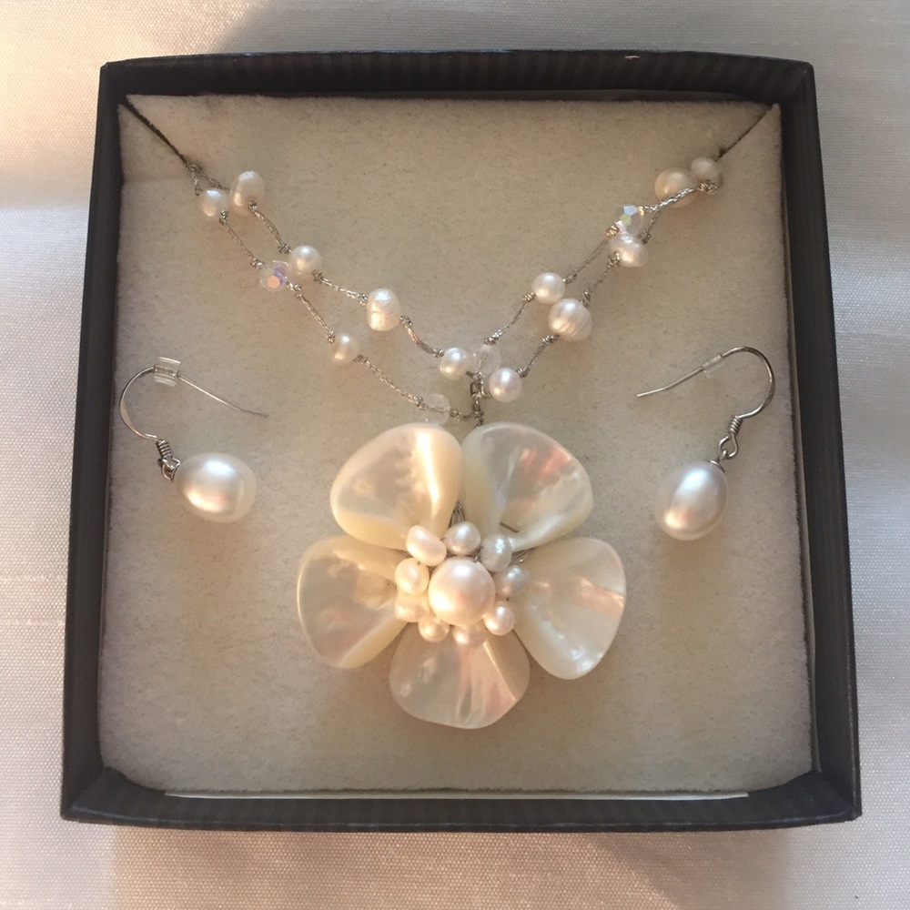 Faux Pearl Flower Necklace with Pearl Earrings