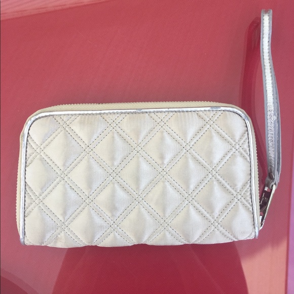 Marc Jacobs quilted ivory wristlet - Picture 1 of 7
