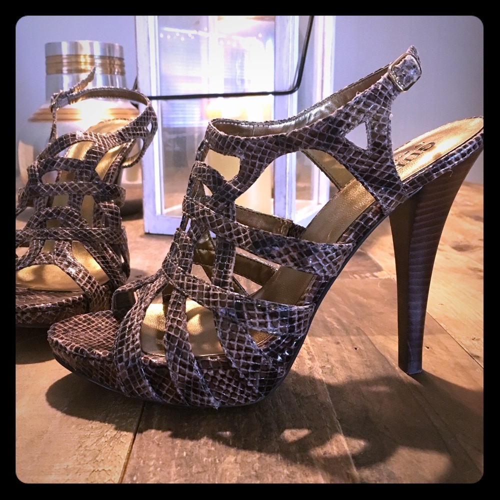Guess pumps
